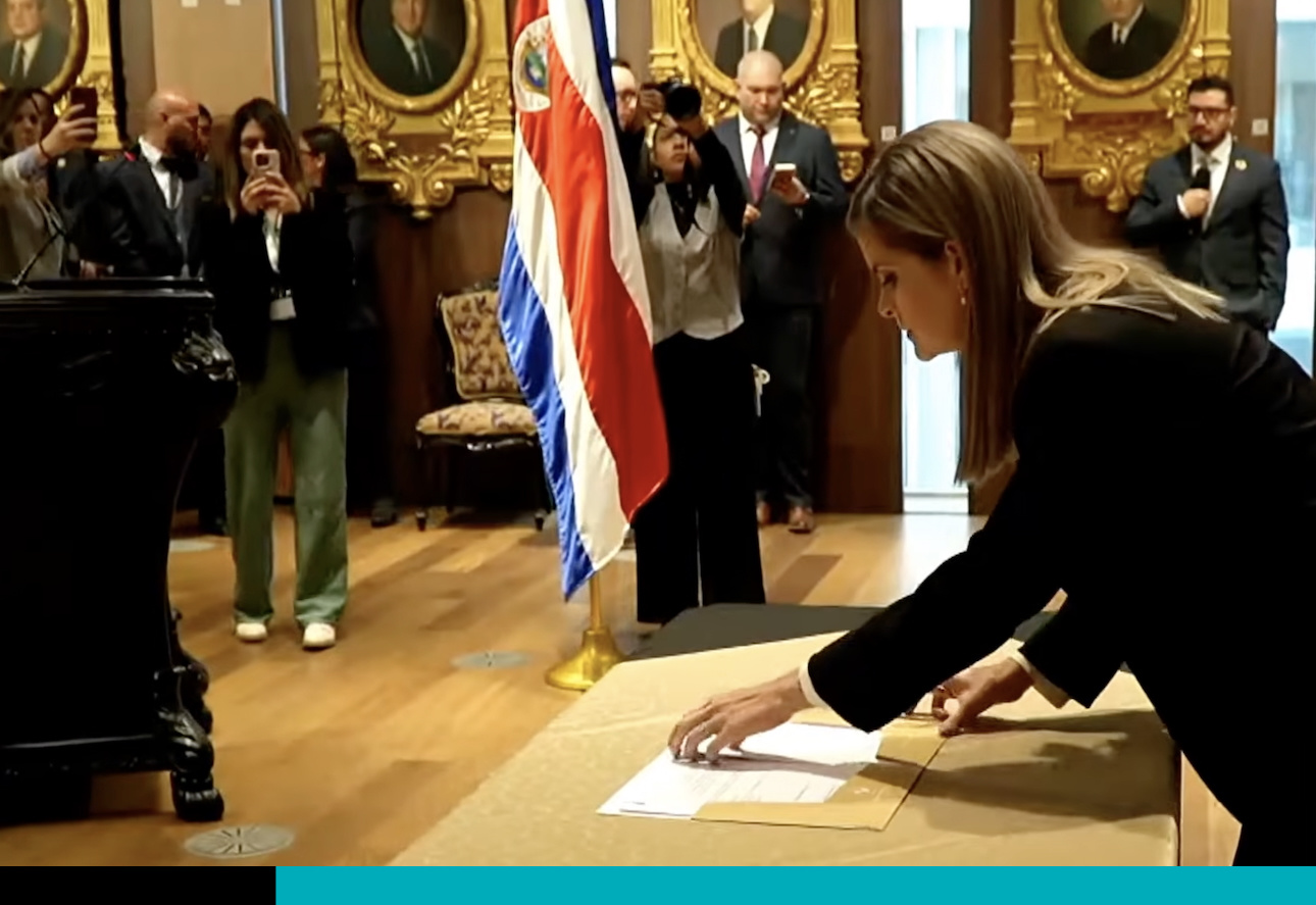 Laura Fernández firmando