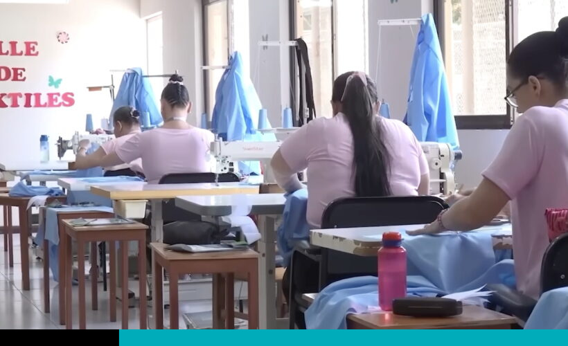 En el Taller de Costura del CAI Vilma Curling hacen los uniformes de las cocineras.