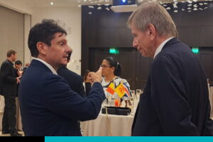El viceministro de Relaciones Exteriores, Alexander Peñaranda conversa con el Embajador de Bélgica, Daniel Bertrand.