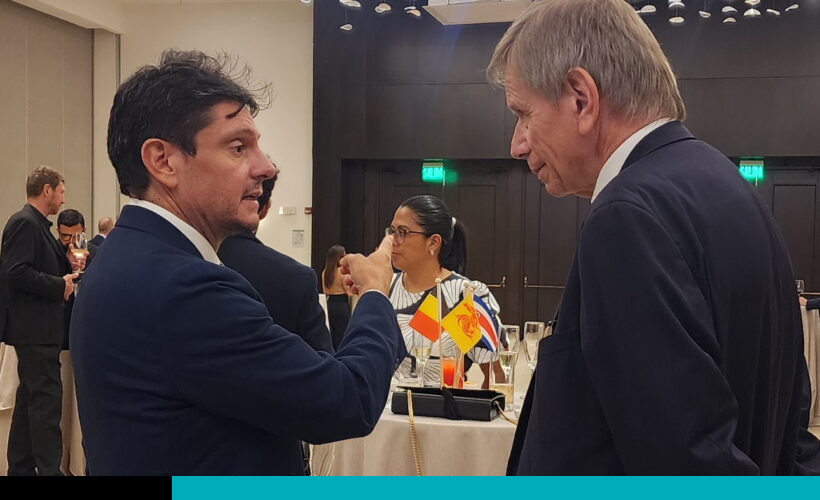 El viceministro de Relaciones Exteriores, Alexander Peñaranda conversa con el Embajador de Bélgica, Daniel Bertrand.