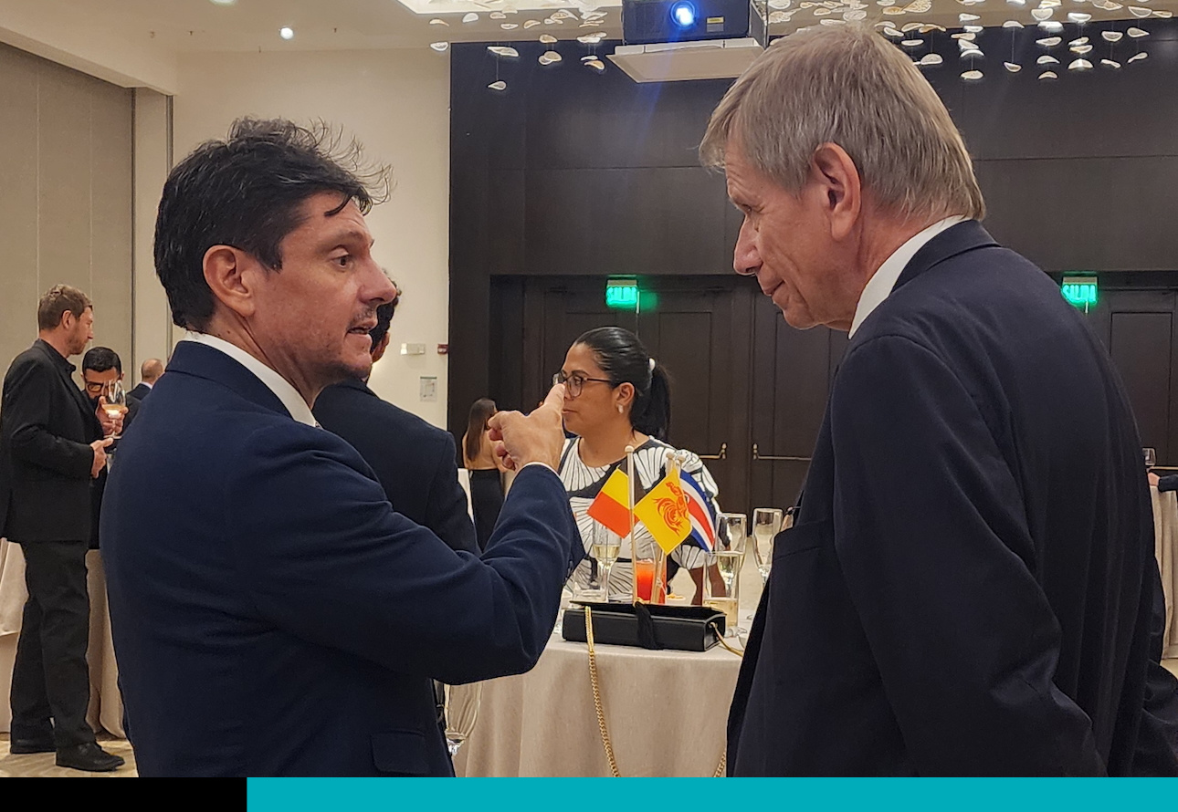 El viceministro de Relaciones Exteriores, Alexander Peñaranda conversa con el Embajador de Bélgica, Daniel Bertrand.