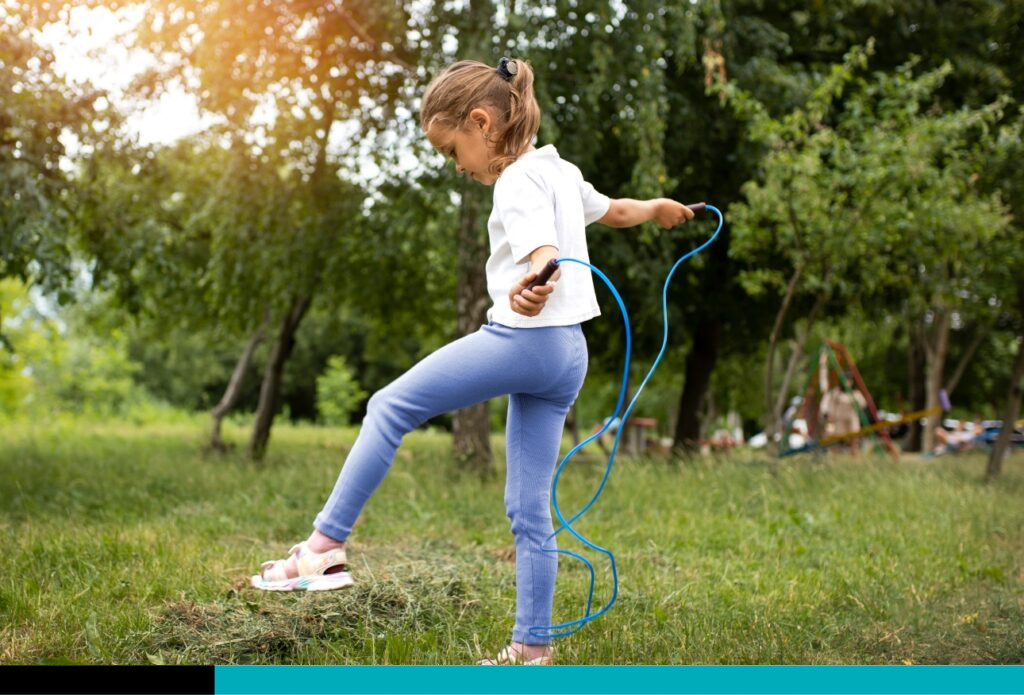 girl skipping soy niña