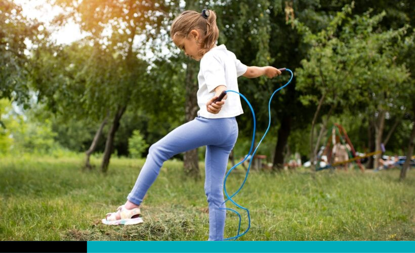 girl skipping soy niña
