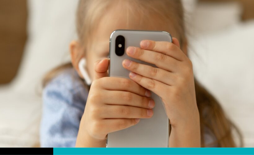 niña con teléfono