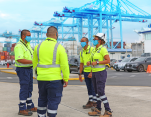 Mujeres se abren paso en puestos de la Terminal de Contenedores de