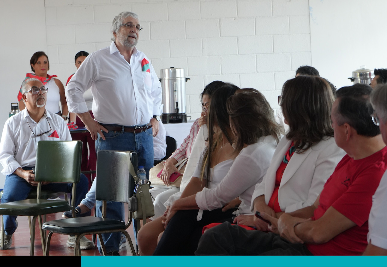 Miguel Martí conversa durante la Asamblea